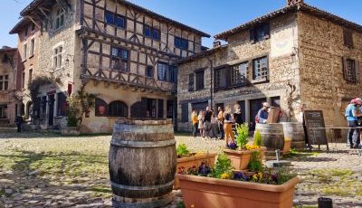 Visiter Pérouges depuis Lyon : le guide pour une escapade médiévale réussie