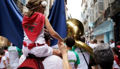 Vivez les Fêtes de Bayonne : le guide pratique pour un séjour depuis Biarritz